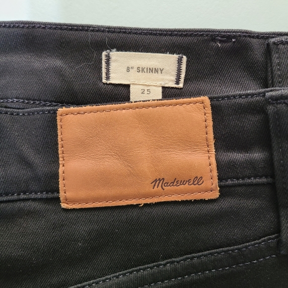 Madewell 8" Skinny in Coated Black. SIZE 25 - Picture 4 of 5